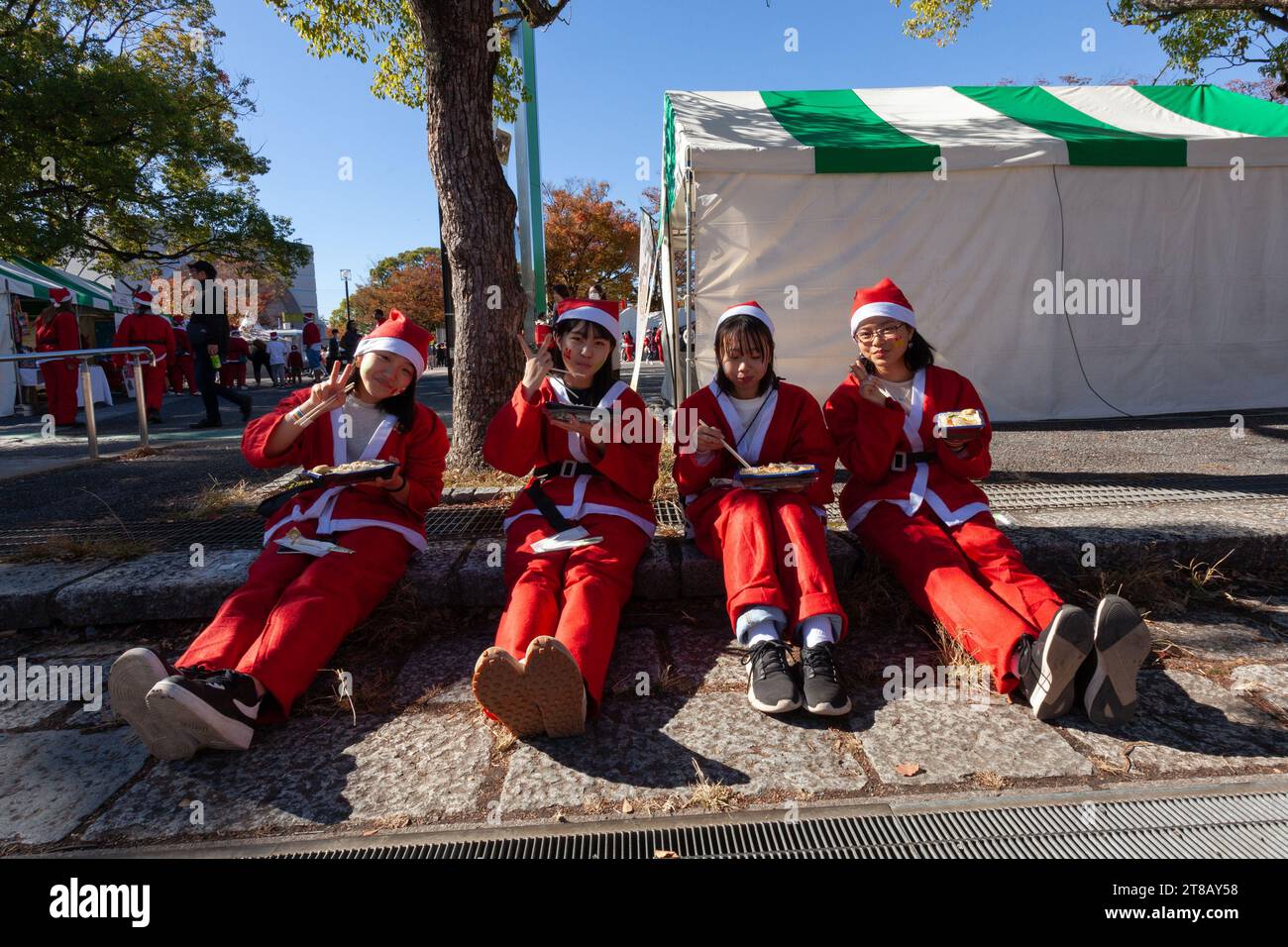 Tokyo, Giappone. 19 novembre 2023. I volontari che indossano i costumi di Babbo Natale si godono il pranzo mentre prendono parte alla sesta edizione annuale della Tokyo Great Santa Run. La corsa è iniziata nel parco Yoyogi prima di sfilare attraverso Shibuya e Harajuku ed è stata un evento di beneficenza per raccogliere fondi per i bambini malati in Giappone e all'estero. Credito: SOPA Images Limited/Alamy Live News Foto Stock