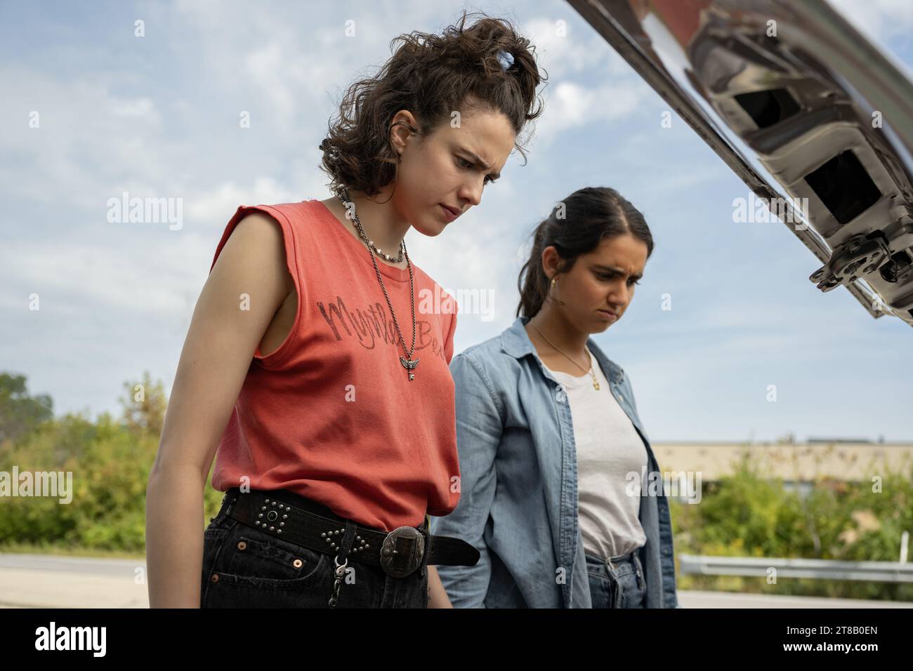 Bambole in auto Margaret Qualley e Geraldine Viswanathan Foto Stock