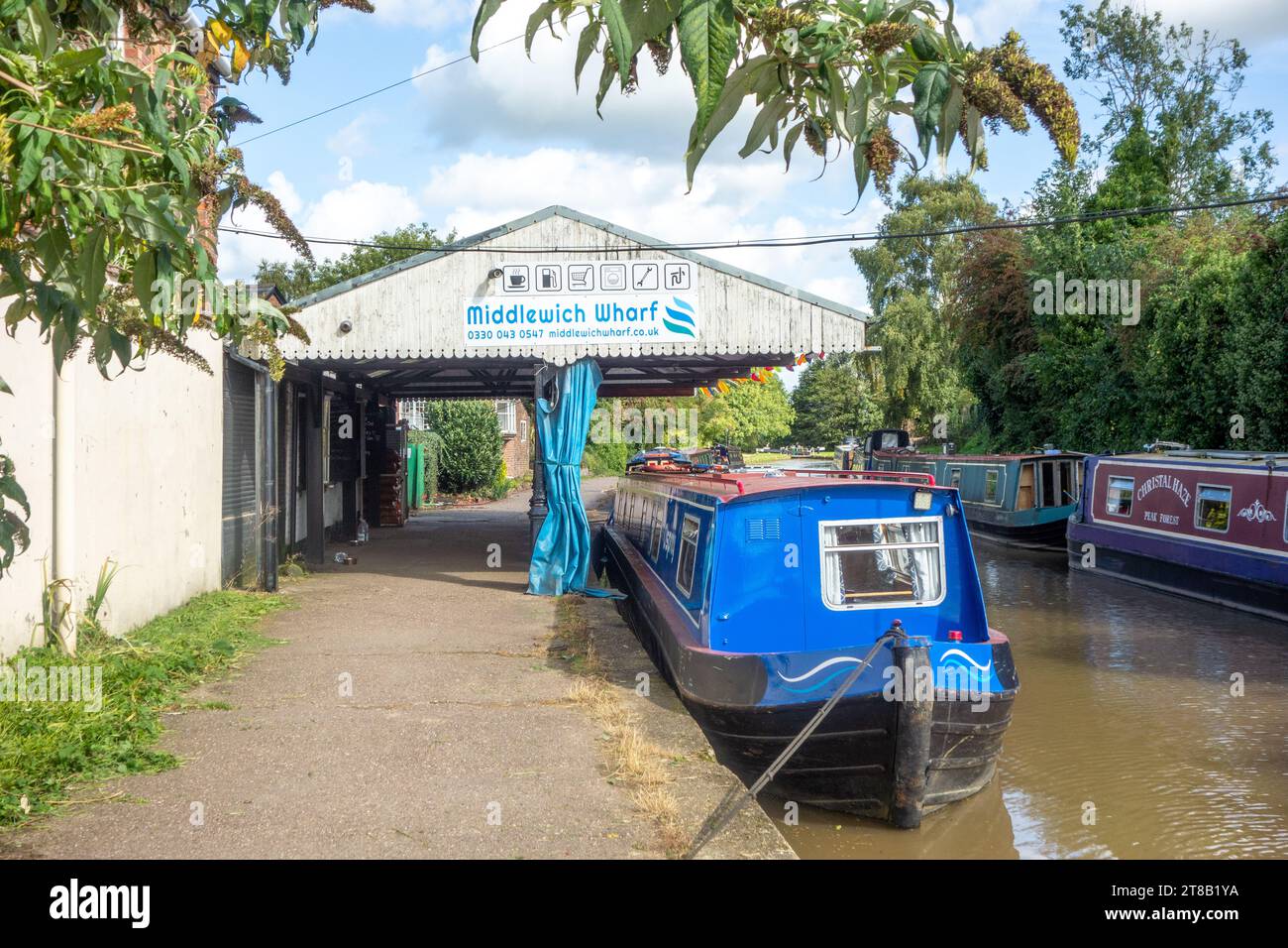 Narrowboat sul canale Trent e Mersey al molo di Middlewich nel Cheshire Foto Stock