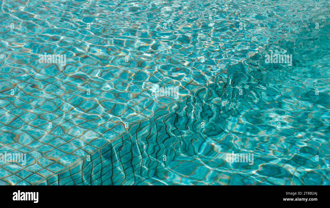 L'acqua della piscina è minima Foto Stock