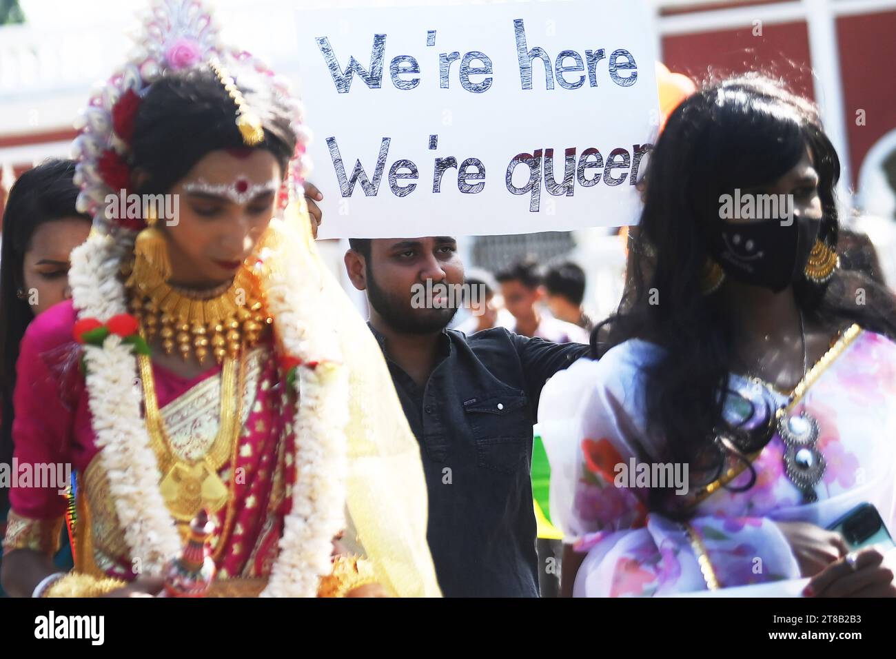 Agartala, India. 19 novembre 2023. Gli attivisti LGBTQ a Tripura hanno tenuto una "Pride Walk" nella città di Agartala. La processione colorata includeva persone della comunità LGBTQ che tenevano bandiere, cartelloni e danzavano per le strade, mentre creavano consapevolezza sulla comunità LGBTQ. Credito: Majority World CIC/Alamy Live News Foto Stock