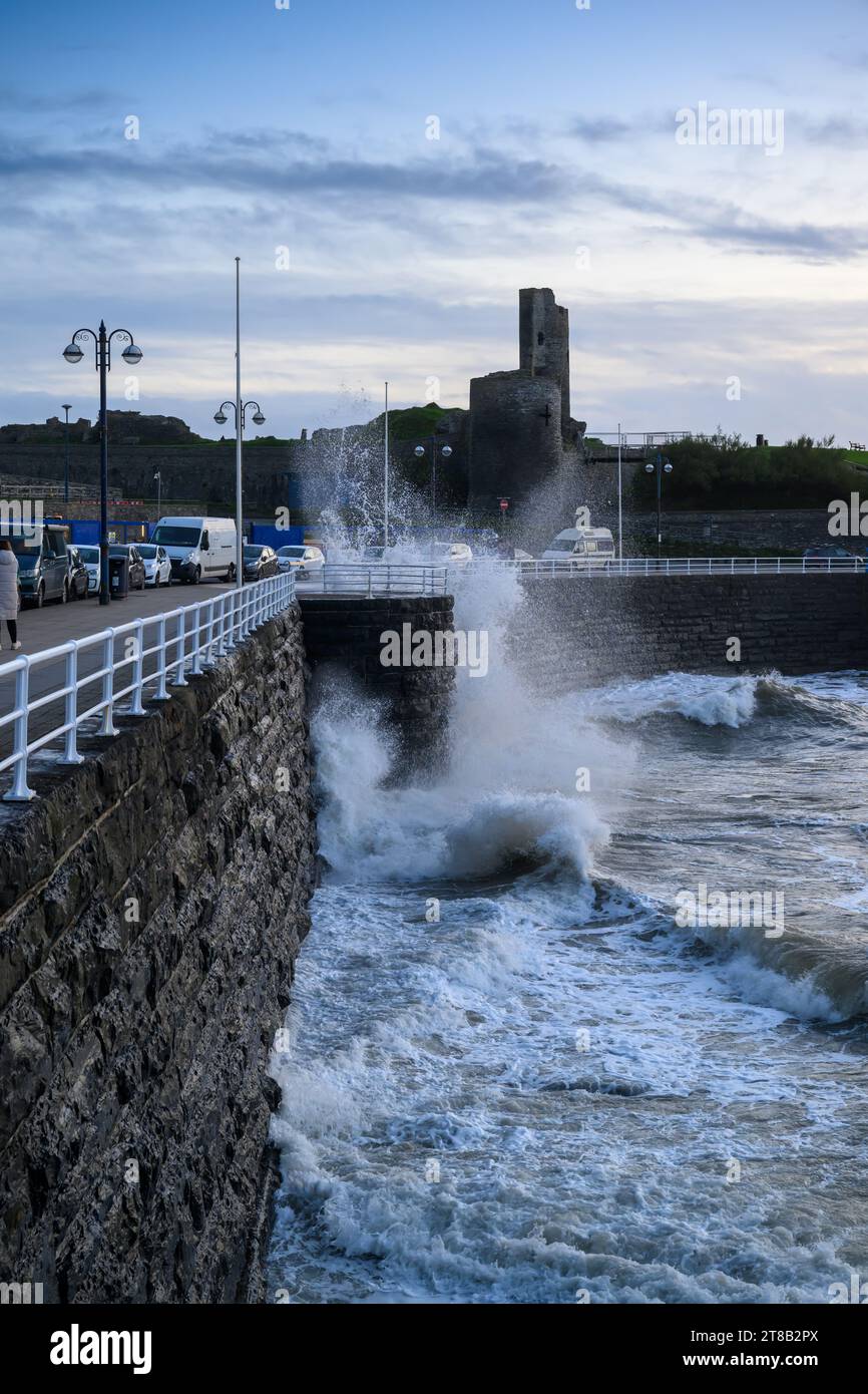 Mari arrabbiati che colpiscono il muro del mare durante una tempesta al crepuscolo, Aberystwyth, Galles del Nord Foto Stock