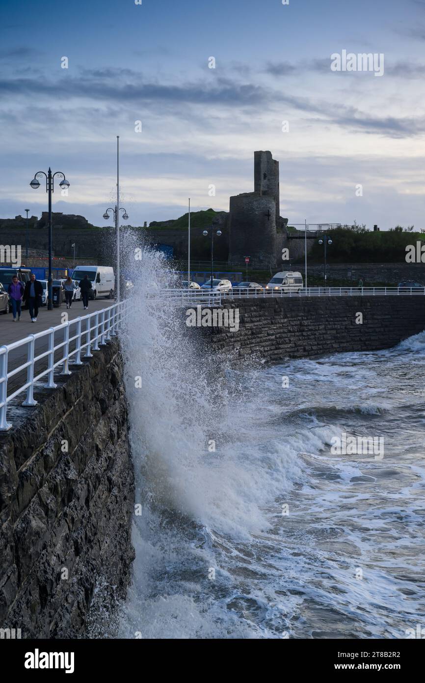 Mari arrabbiati che colpiscono il muro del mare durante una tempesta al crepuscolo, Aberystwyth, Galles del Nord Foto Stock