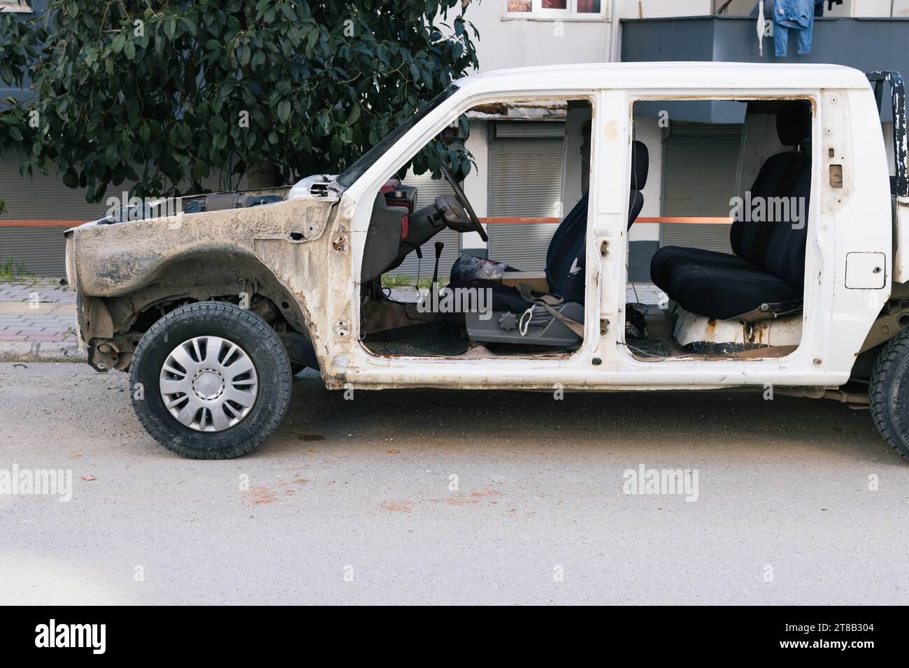 Auto rotta significa riparazione senza portiere e cofano.concetto di riparazione auto Foto Stock