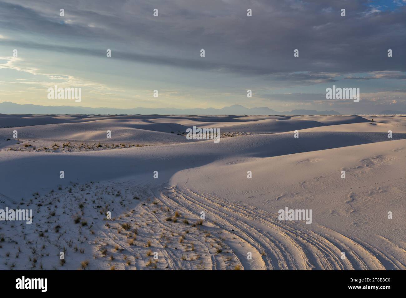 Innalzandosi dal cuore del bacino di Tularosa è una delle più grandi meraviglie naturali del mondo: Le scintillanti sabbie bianche del New Mexico. Foto Stock