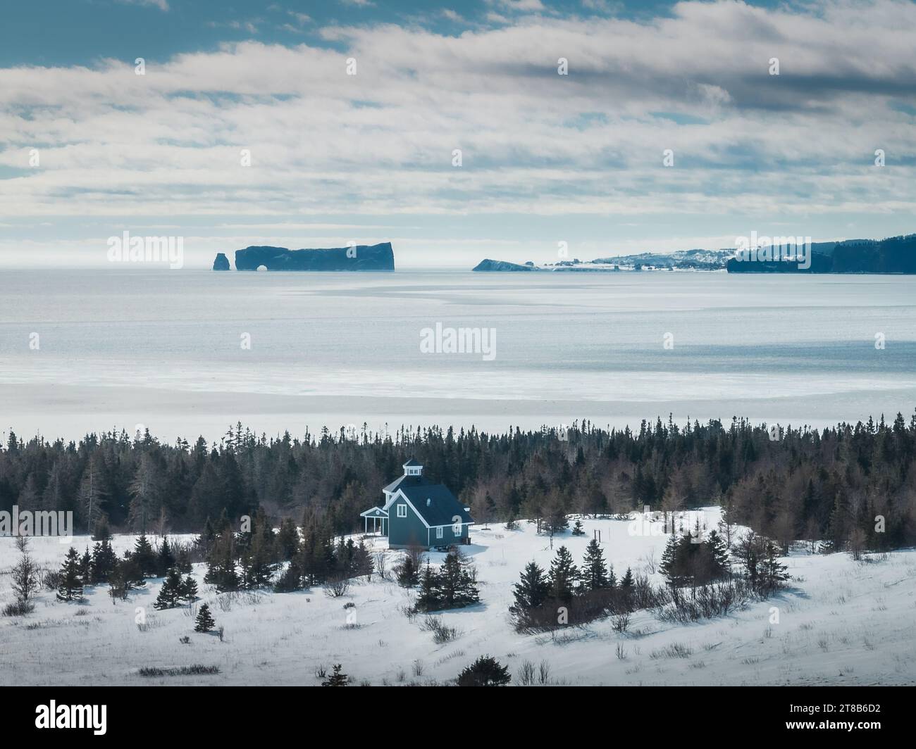 Vista sulla roccia di Perce da Pointe-Saint-Pierre Foto Stock