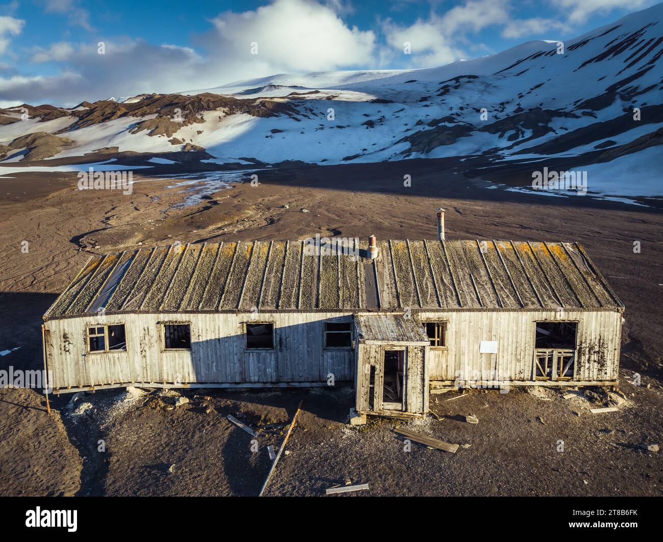 Resti della stazione baleniera norvegese nella baia di Whalers sull'isola Deception, nelle isole Shetland meridionali dell'Antartide Foto Stock