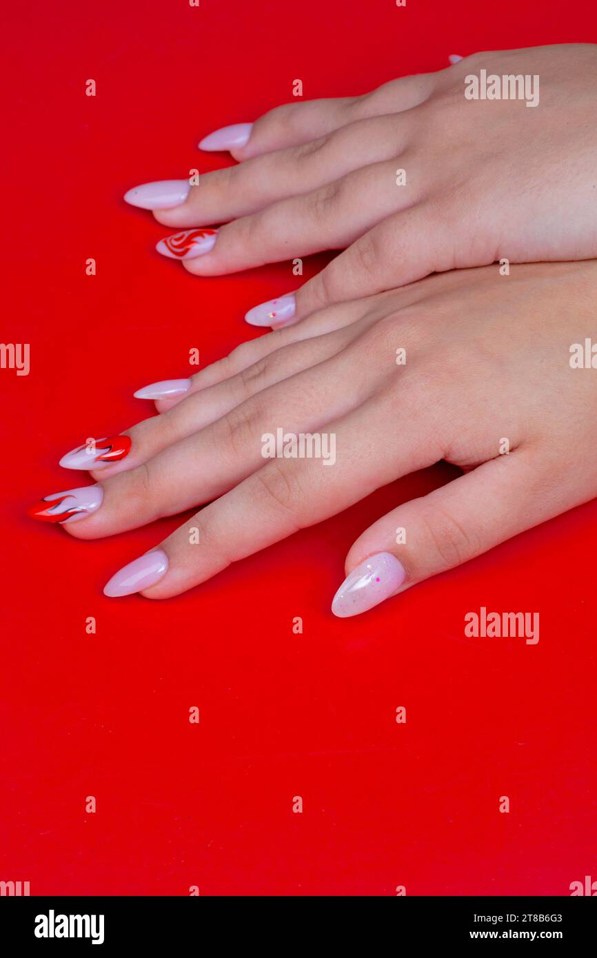 le mani di una donna sul rosso Foto Stock