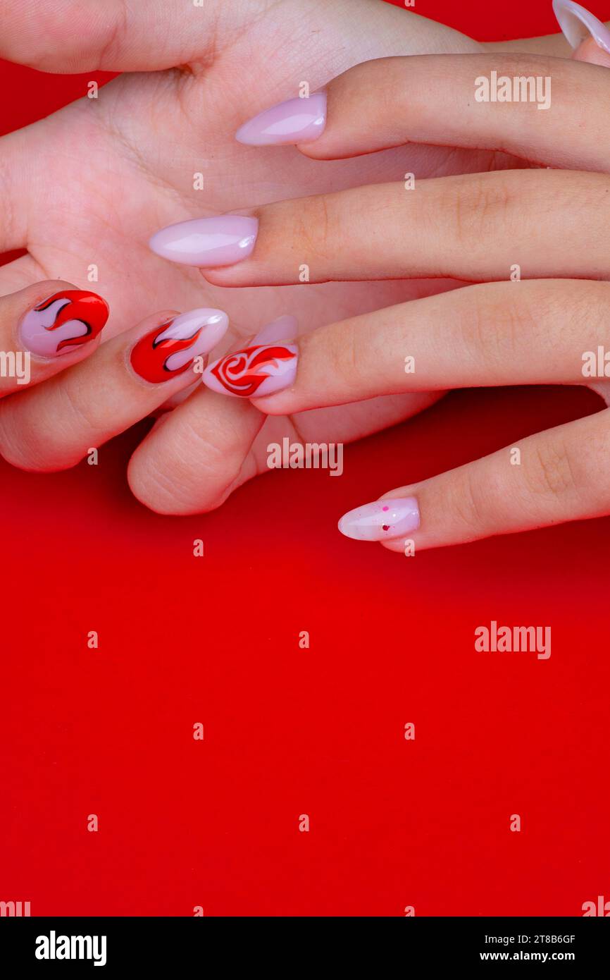le mani di una donna sul rosso Foto Stock