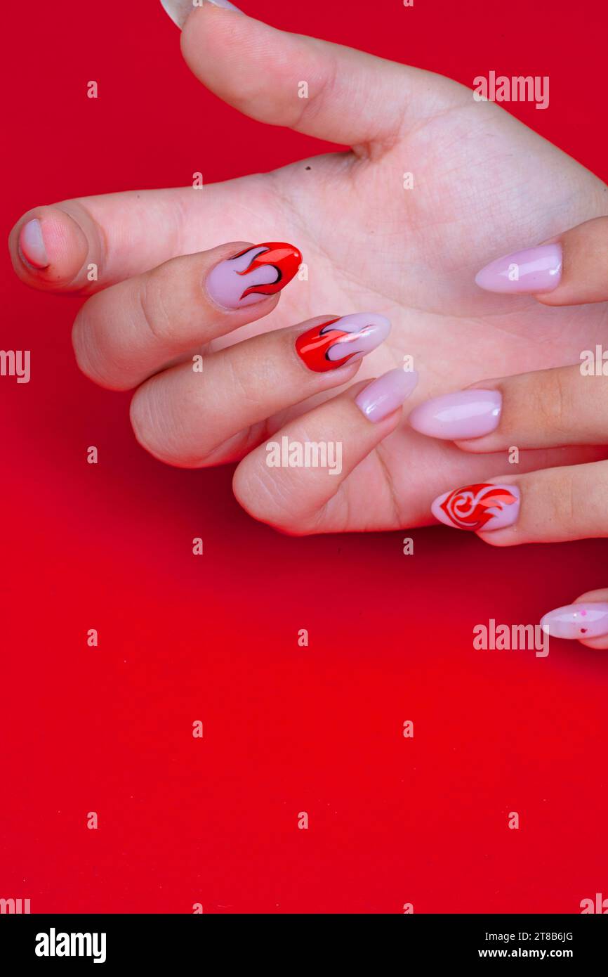 le mani di una donna sul rosso Foto Stock
