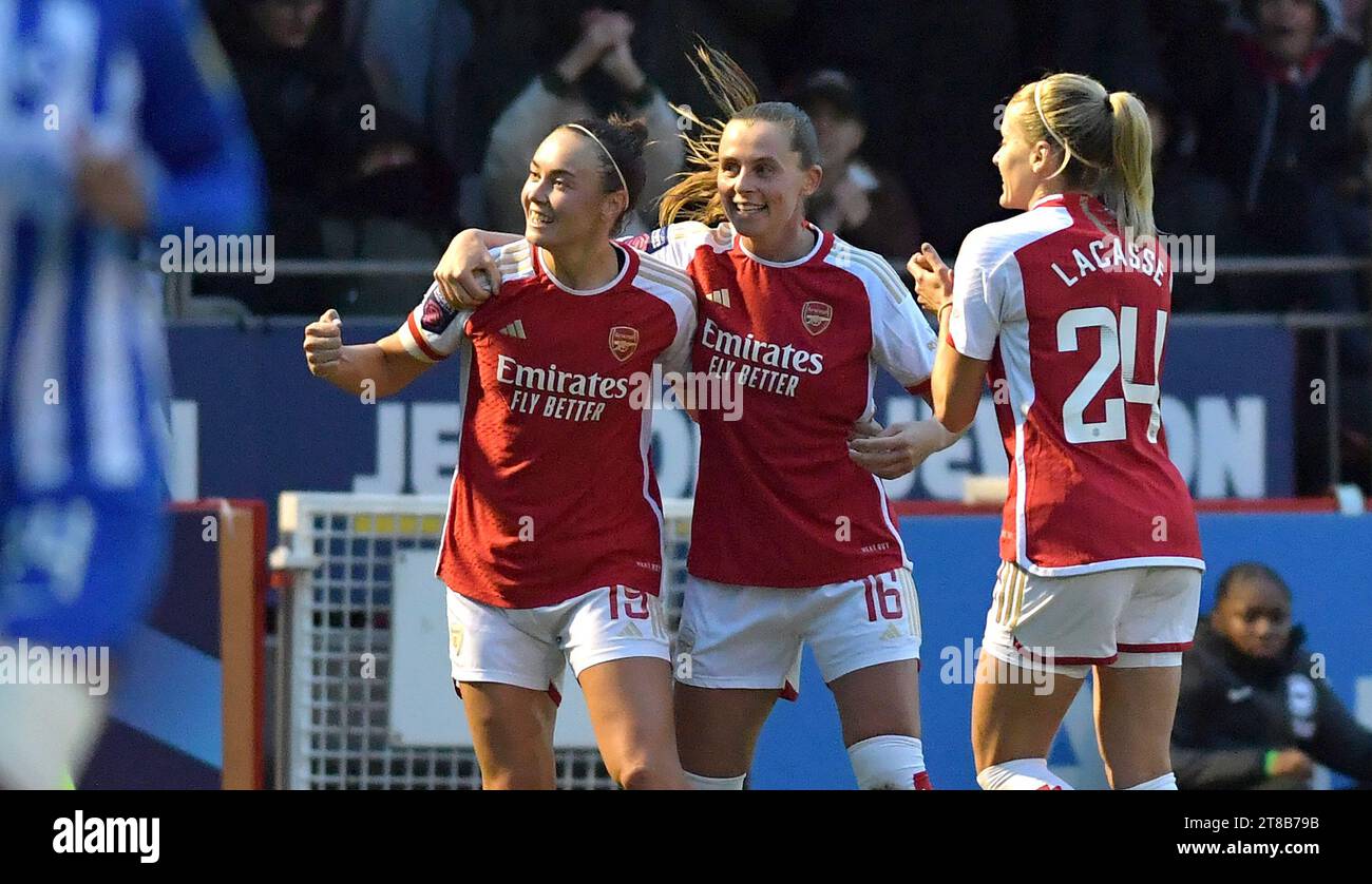 Crawley UK 19 novembre 2023 - Caitlin Foord of Arsenal festeggia il suo secondo gol durante la partita di calcio femminile Barclays Super League tra Brighton e Hove Albion e Arsenal al Broadfield Stadium di Crawley : Credit Simon Dack /TPI/ Alamy Live News Foto Stock