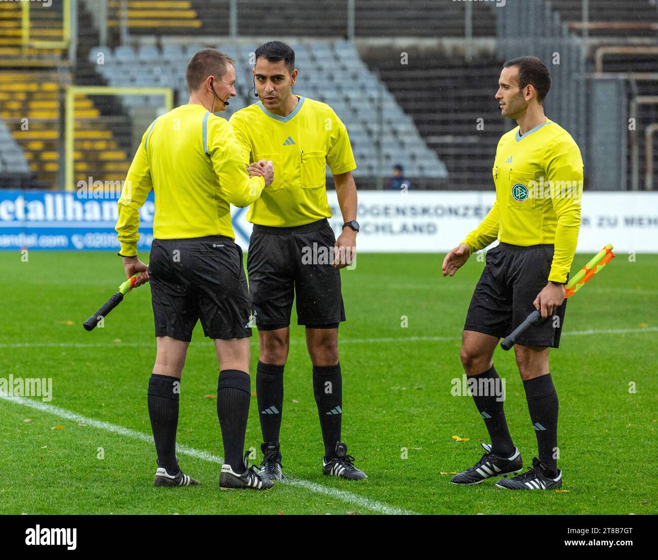 Sport, calcio, Regional League West, 2023/2024, Wuppertaler SV vs. 1. FC Bocholt 1-2, ufficiali della partita, assistente Stefan Tendyck, arbitro Cengiz Kabalakli, assistente Leonidas Exuzidis Foto Stock