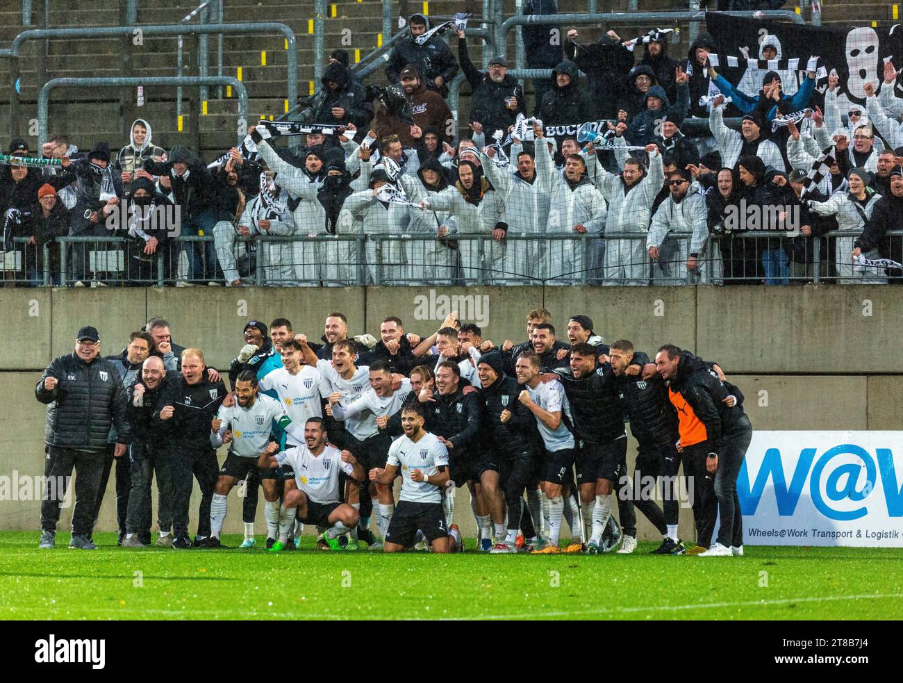 Sport, calcio, Regional League West, 2023/2024, Wuppertaler SV vs. 1. FC Bocholt 1-2, dopo il fischio finale la squadra Bocholt gioisce della vittoria in trasferta insieme ai suoi tifosi Foto Stock