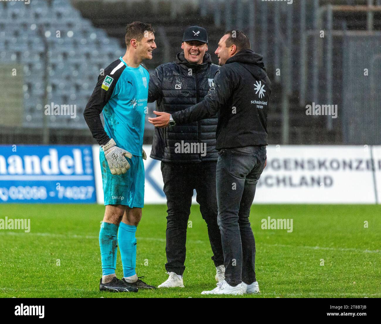 Sport, calcio, Regional League West, 2023/2024, Wuppertaler SV vs. 1. FC Bocholt 1-2, scena della partita, nel tempo aggiunto il portiere Lucas Fox (FC) salva un tiro di rigore da Damjan Marceta (WSV), il capo allenatore Dietmar Hirsch (FC) e il direttore esecutivo Christopher Schorch (FC) si congratulano Foto Stock