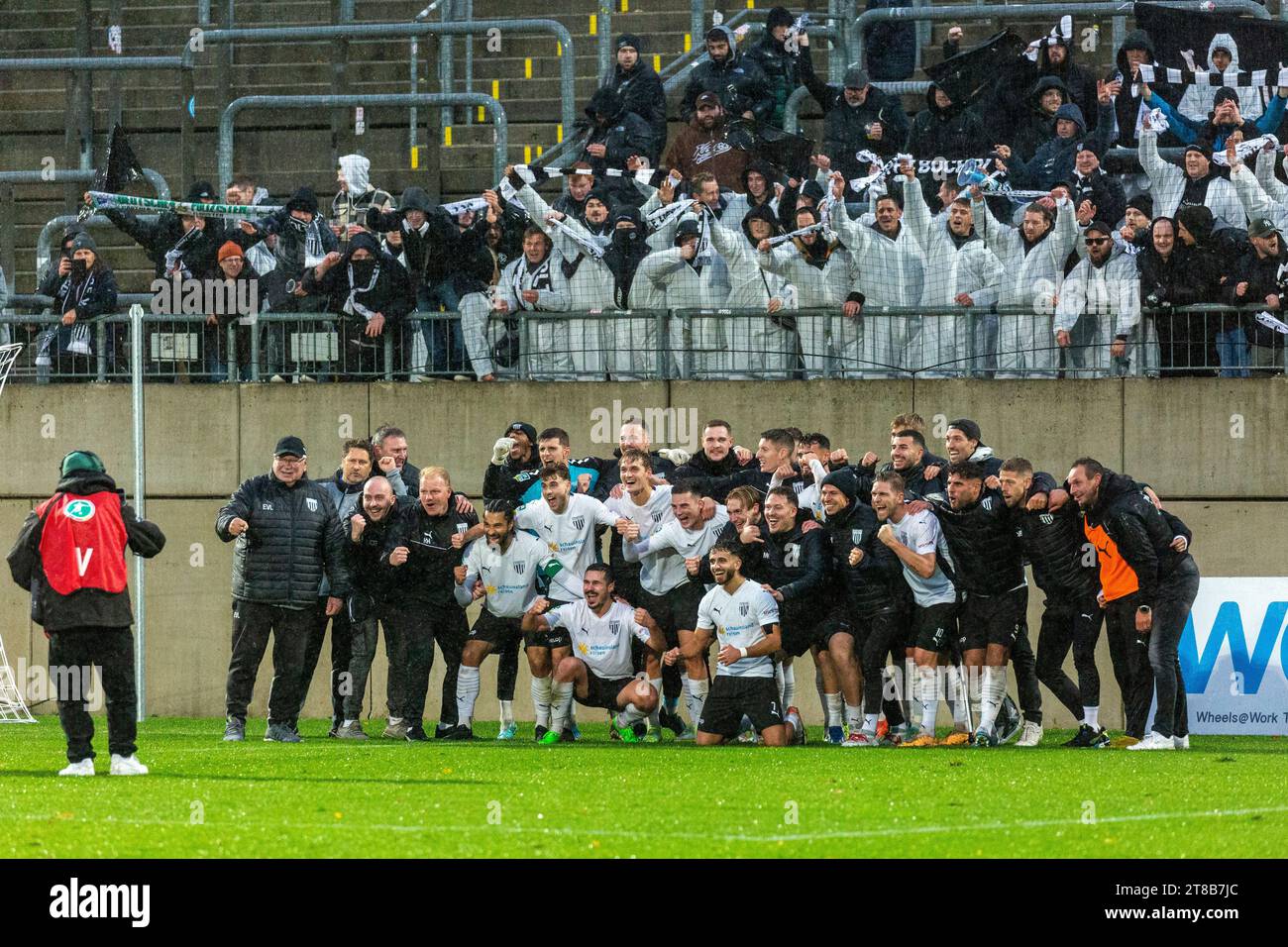 Sport, calcio, Regional League West, 2023/2024, Wuppertaler SV vs. 1. FC Bocholt 1-2, dopo il fischio finale la squadra Bocholt gioisce della vittoria in trasferta insieme ai suoi tifosi Foto Stock