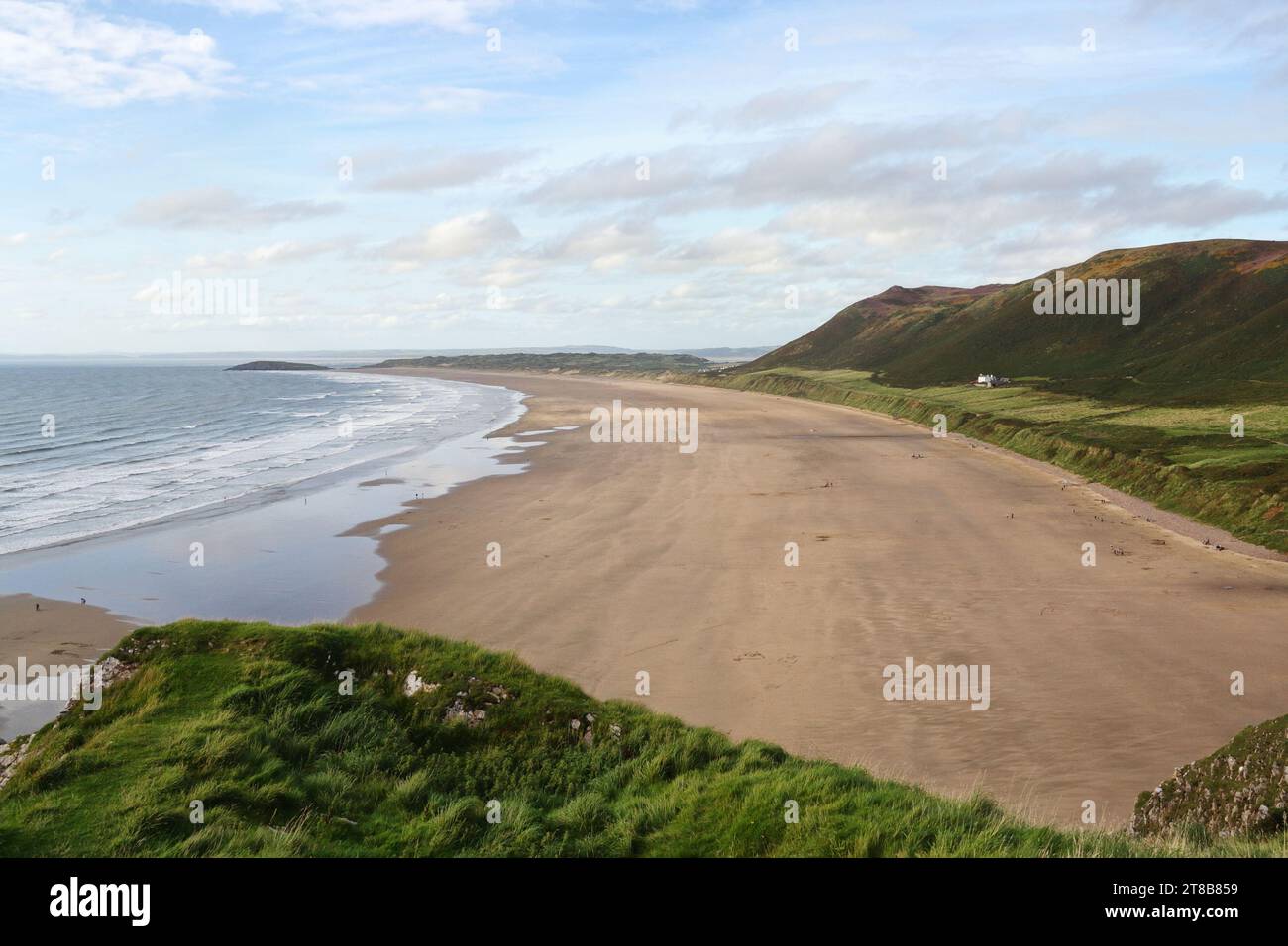 Rhossili Beach sulla penisola di Gower in Galles, costa gallese del Regno Unito, mare, terza spiaggia migliore d'Europa, paesaggio costiero britannico, bel posto sabbioso Foto Stock