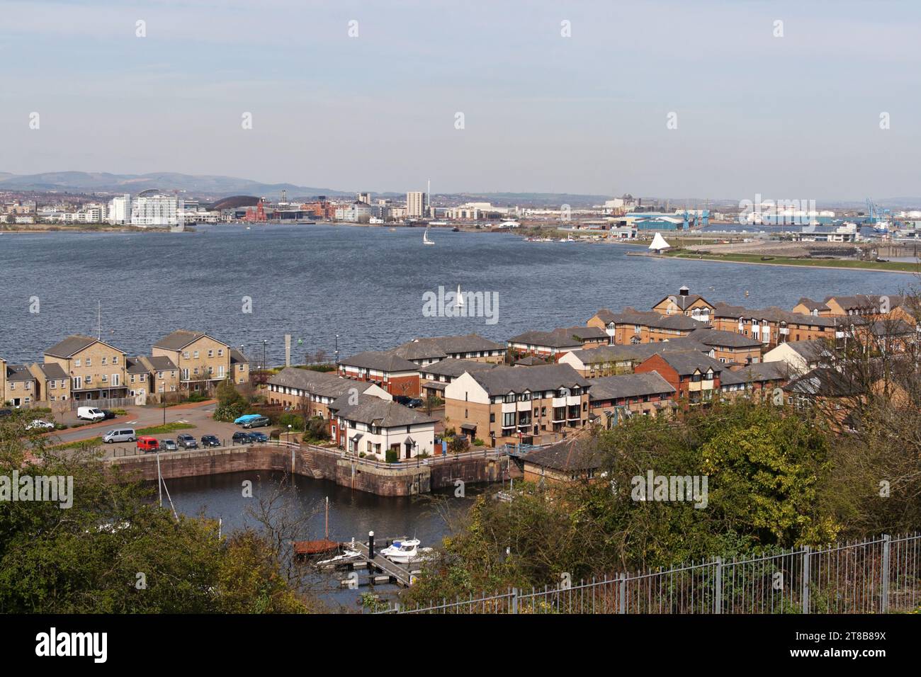 Vista della baia di Cardiff che mostra Penarth Marina, Galles, Regno Unito. Paesaggio urbano, lago artificiale Foto Stock