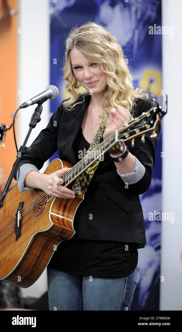 La cantante statunitense Taylor Swift, che vende al primo posto, si esibisce in un breve concerto acustico privato a Manchester. Foto Stock