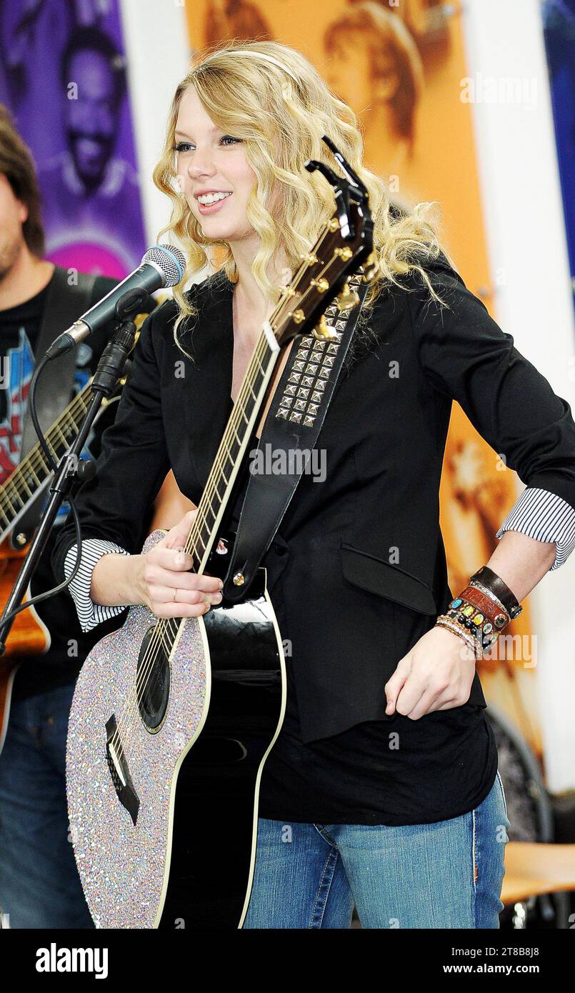 La cantante statunitense Taylor Swift, che vende al primo posto, si esibisce in un breve concerto acustico privato a Manchester. ESCLUSIVO 19/02/2009 PIC :Paul Burrows Foto Stock