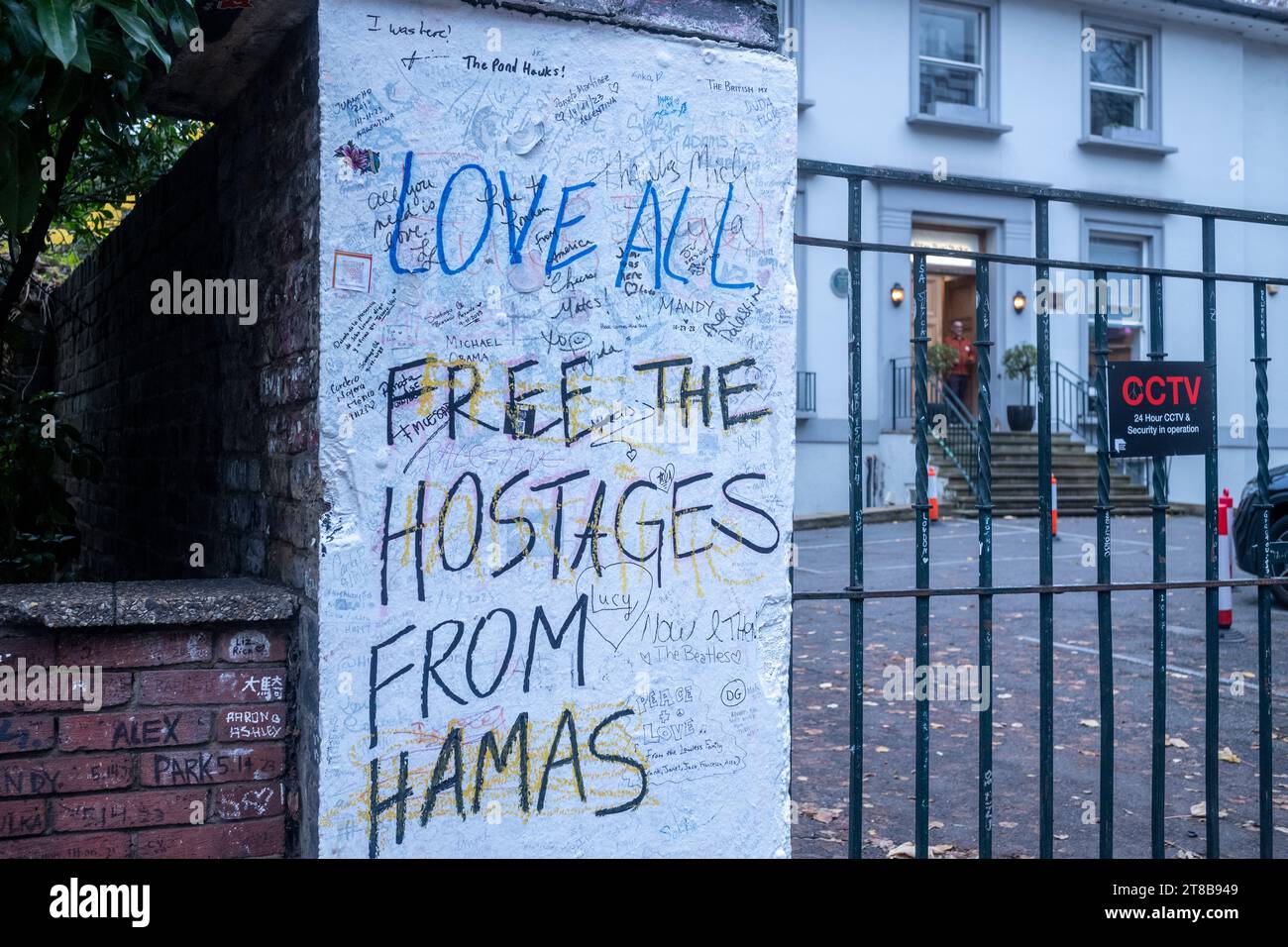 Londra, Abbey Road StudiosUK 19 novembre. Sulle pareti di confine dei famosi Abbey Road Studios, i sostenitori pro Israele hanno scritto "libera gli ostaggi ora" graffiti sulla scia degli ostaggi israeliani presi da Hamas il 7 ottobre. Crediti: Rena Pearl/Alamy Live News Foto Stock