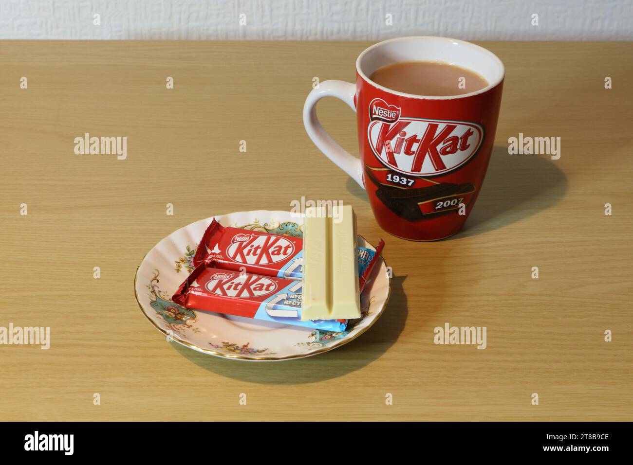 Tazza KitKat con barrette di cioccolato KitKat sul tavolo, snack e caramelle Foto Stock