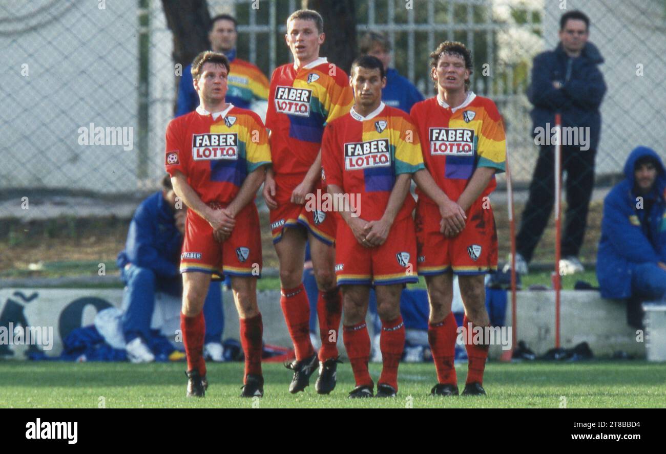 Bochum, Deutschland. 27 settembre 2023. Firo: Gennaio 1998 calcio: Calcio: Foto d'archivio, foto d'archivio, foto d'archivio, 1st Bundesliga 1997/1998, 97/98, uomini, uomini, training camp, winter training camp, test match, partita amichevole da sinistra a destra: Mirko Dickhaut, Tomast Waldoch, Axel Sundermann Thorsten Kracht VfL Bochum credito: dpa/Alamy Live News Foto Stock