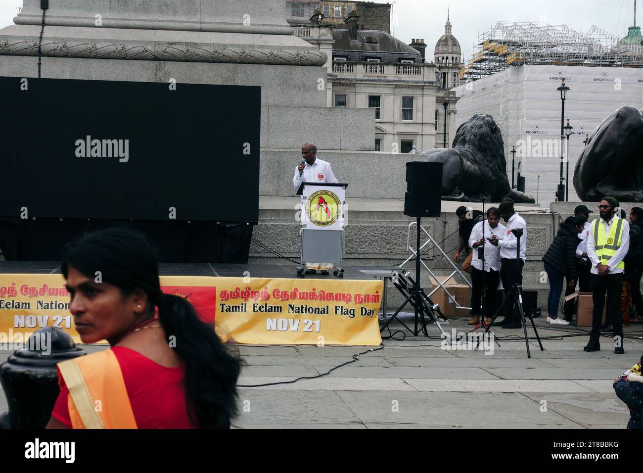 Londra, Regno Unito. 19 novembre 2023 i Tamil britannici si riuniscono a Trafalgar Square, portando bandiere Tamil Tiger e radunando per un'elam Tamil indipendente. © Simon King/ Alamy Live News Foto Stock