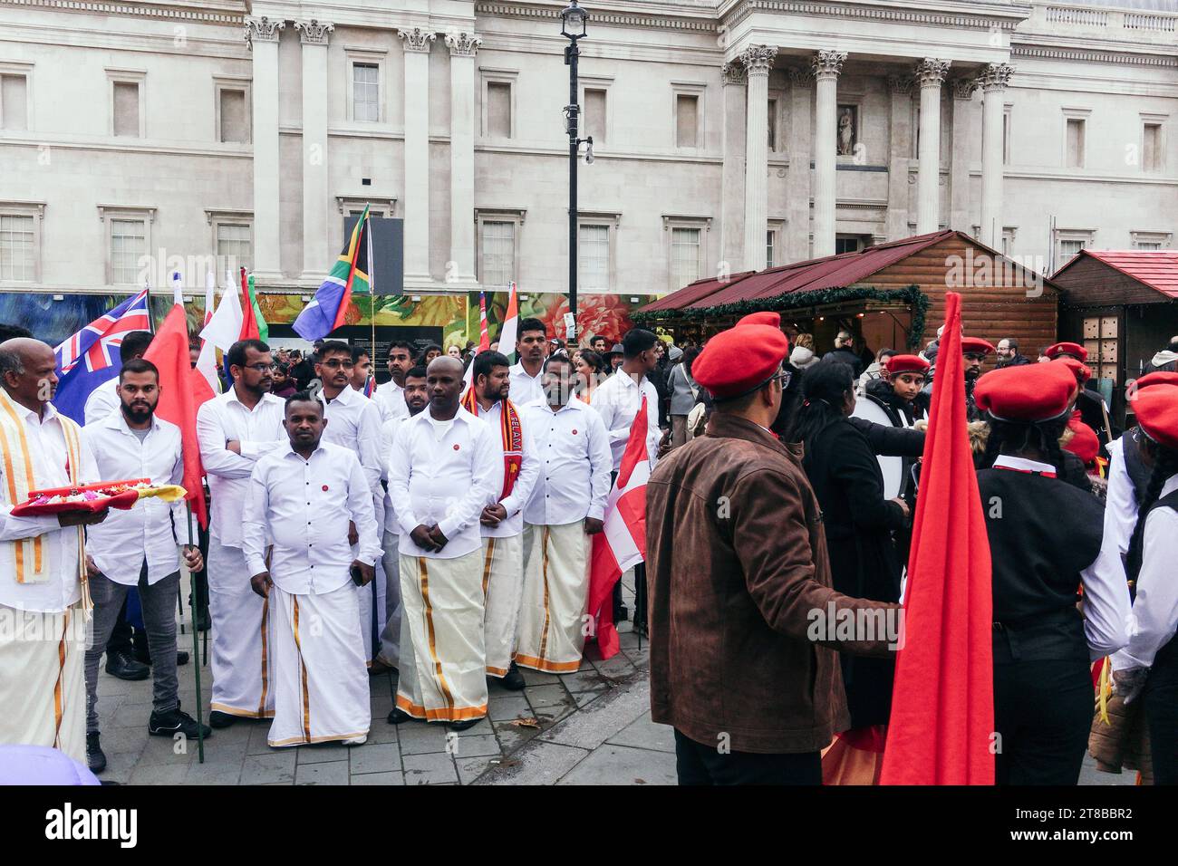 Londra, Regno Unito. 19 novembre 2023 i Tamil britannici si riuniscono a Trafalgar Square, portando bandiere Tamil Tiger e radunando per un'elam Tamil indipendente. © Simon King/ Alamy Live News Foto Stock