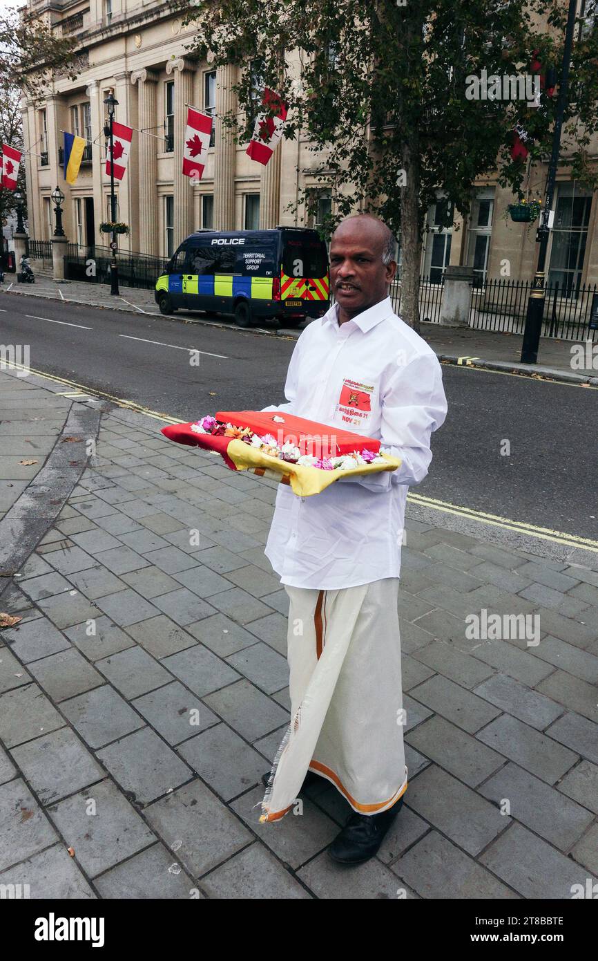 Londra, Regno Unito. 19 novembre 2023 i Tamil britannici si riuniscono a Trafalgar Square, portando bandiere Tamil Tiger e radunando per un'elam Tamil indipendente. © Simon King/ Alamy Live News Foto Stock