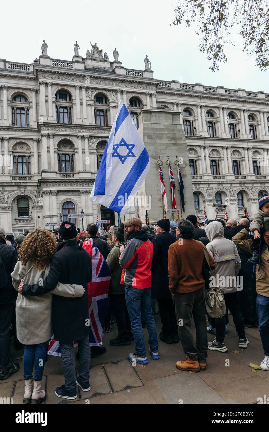 Londra, Regno Unito. 19 novembre 2023 l'annuale AJEX Remembrance Parade si svolge a Whitehall mentre centinaia di membri ebrei delle forze armate e di polizia del Regno Unito sfilano al Cenotafio, mantengono il silenzio in commemorazione dei morti e ascoltano i discorsi del rabbino capo e di altri rappresentanti della comunità. © Simon King/ Alamy Live News Foto Stock