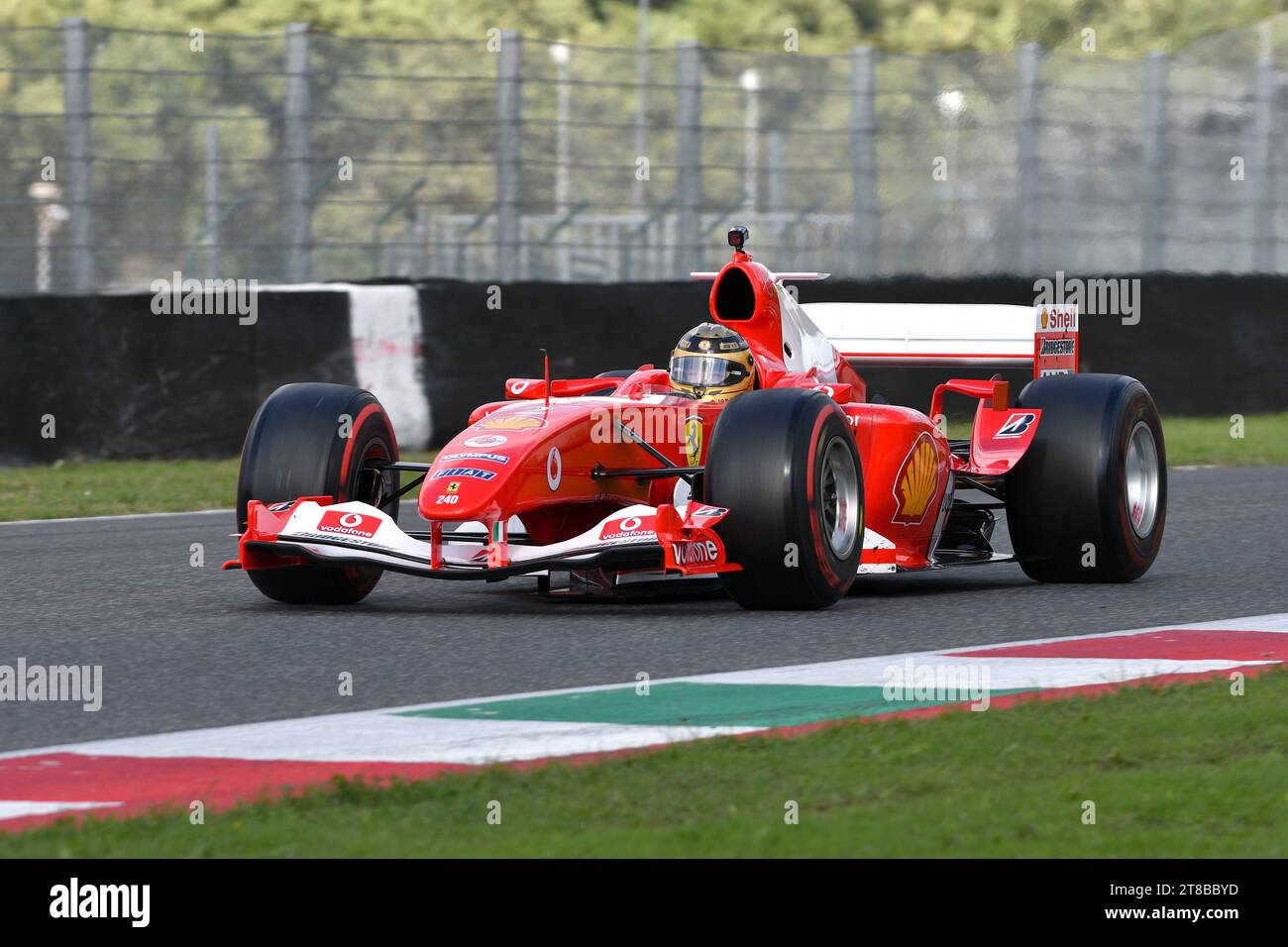 Scarperia, Mugello - 28 ottobre 2023: Ferrari F1 F2004 anno 2004 ex Michael Schumacher in azione sul circuito del Mugello durante le finali mondiali Ferrari 20 Foto Stock