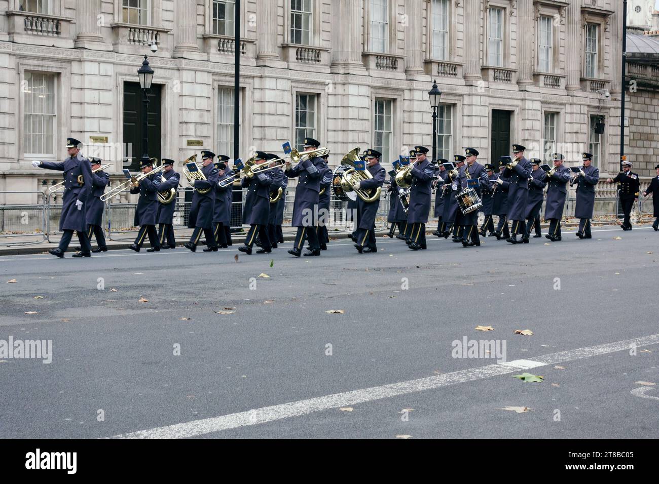 Londra, Regno Unito. 19 novembre 2023 l'annuale AJEX Remembrance Parade si svolge a Whitehall mentre centinaia di membri ebrei delle forze armate e di polizia del Regno Unito sfilano al Cenotafio, mantengono il silenzio in commemorazione dei morti e ascoltano i discorsi del rabbino capo e di altri rappresentanti della comunità. © Simon King/ Alamy Live News Foto Stock