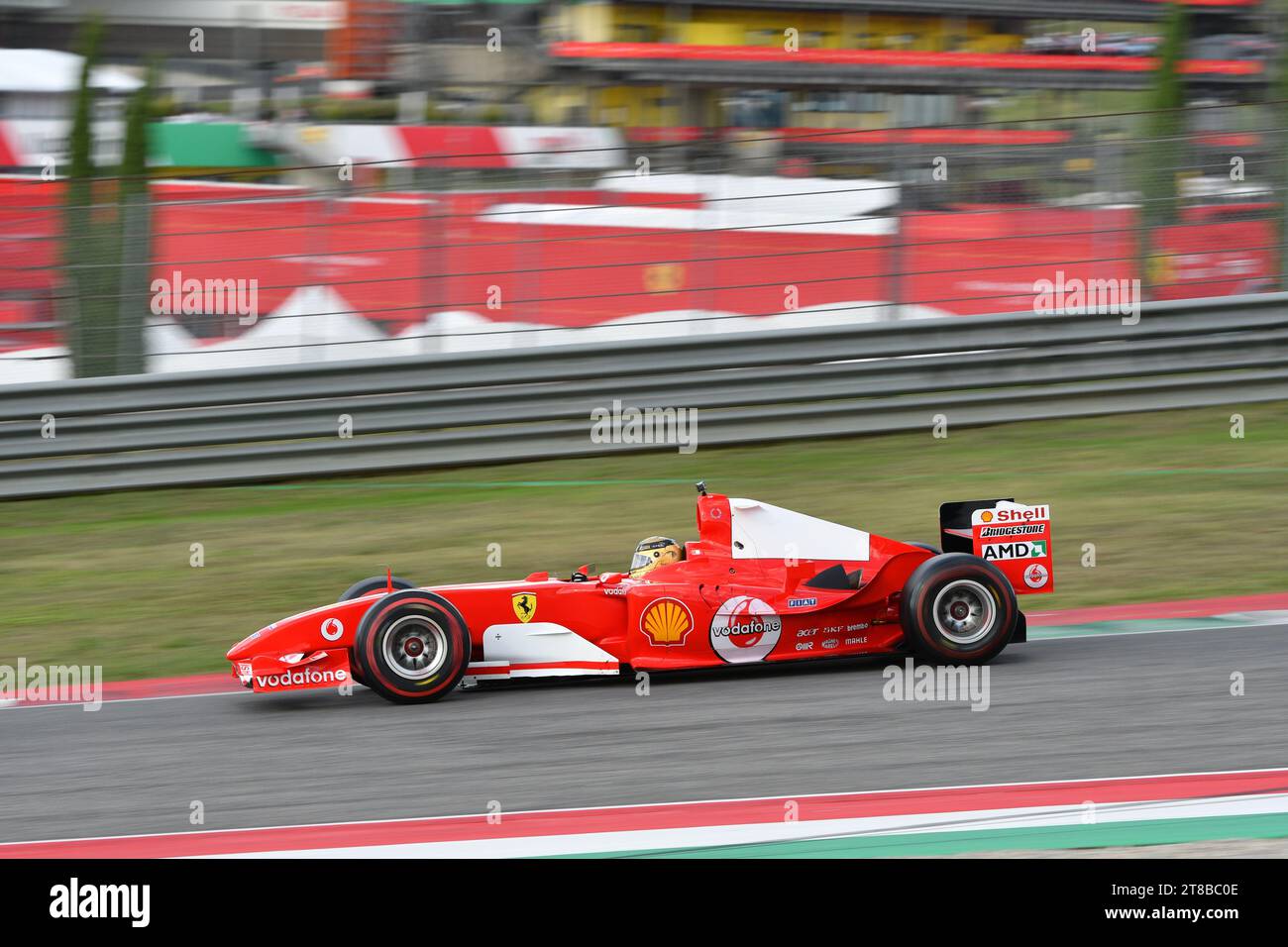 Scarperia, Mugello - 28 ottobre 2023: Ferrari F1 F2004 anno 2004 ex Michael Schumacher in azione sul circuito del Mugello durante le finali mondiali Ferrari 20 Foto Stock