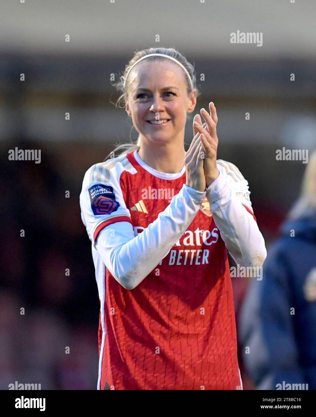 Crawley UK 19 novembre 2023 - Amanda Ilestedt dell'Arsenal sorride dopo la partita di calcio femminile della Super League di Barclays tra Brighton e Hove Albion e Arsenal al al Broadfield Stadium di Crawley : Credit Simon Dack /TPI/ Alamy Live News Foto Stock