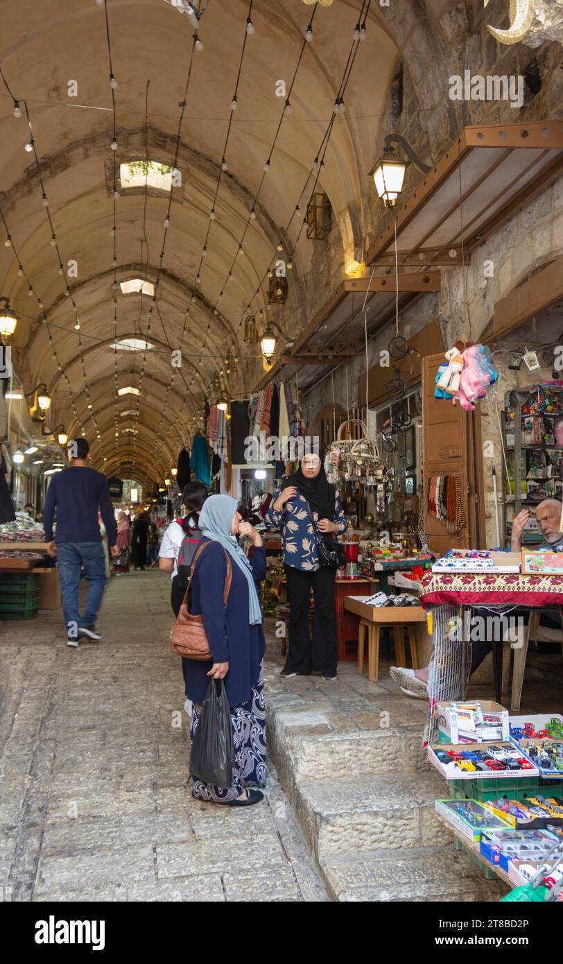 Donne che fanno shopping nel Muristan, Suq Aftimos, un complesso di strade e negozi nel quartiere cristiano della città vecchia di Gerusalemme, Israele. Foto Stock