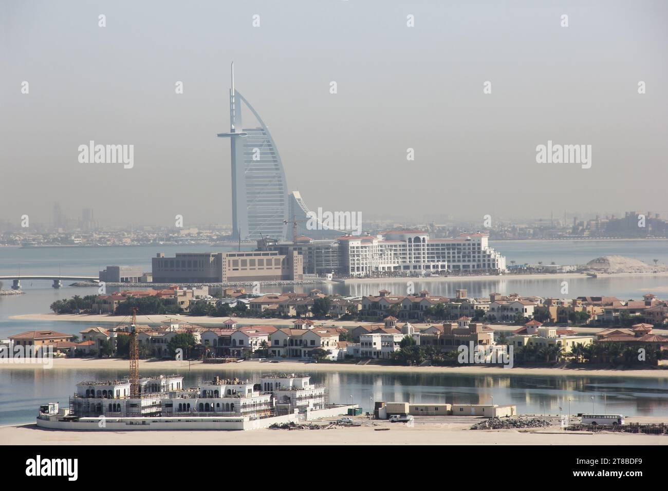 vista dello skyline di abu dhabi con il mare arabico Foto Stock