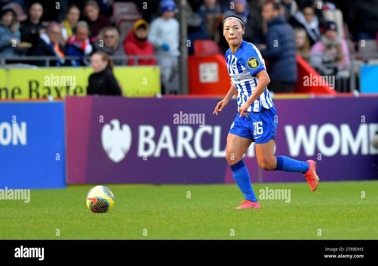 Crawley UK 19 novembre 2023 - li Mengwen di Brighton durante la partita di calcio femminile della Super League Barclays tra Brighton e Hove Albion e Arsenal al Broadfield Stadium di Crawley : Credit Simon Dack /TPI/ Alamy Live News Foto Stock