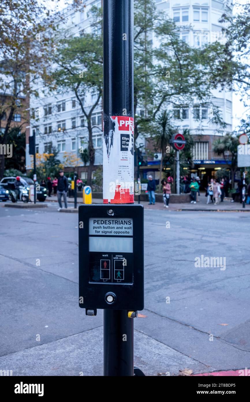 Londra, Nord Ovest, Regno Unito. 19 novembre 2023. Poster di ostaggi israeliani presi da Hamas abbattuti da luoghi nel nord-ovest di Londra credito: Rena Pearl/Alamy Live News Foto Stock