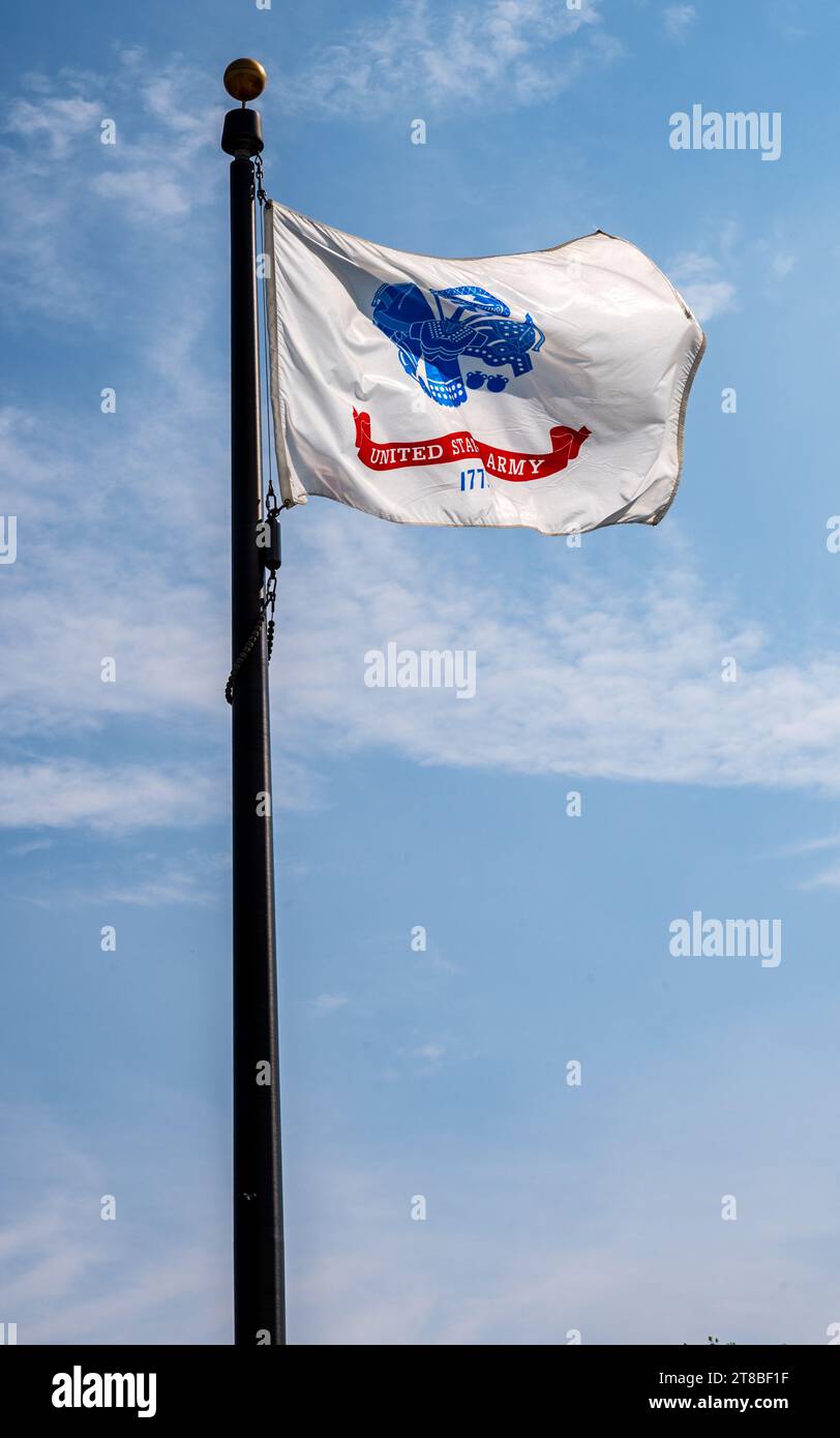 La bandiera dell'esercito degli Stati Uniti soffia nel vento Foto Stock