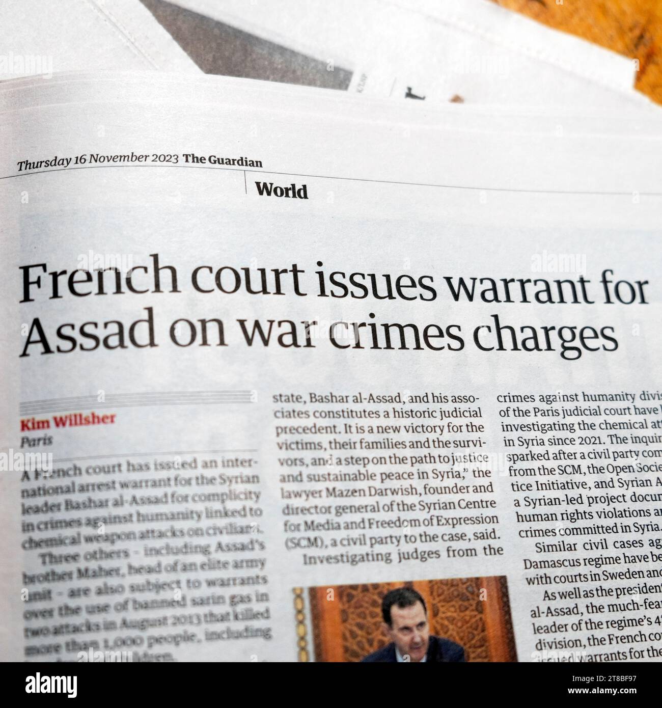 "Il tribunale francese emette un mandato per Assad sulle accuse di crimini di guerra" titolo del quotidiano Guardian 16 novembre 2023 Bashar al-Assad Siria 2013 articolo Regno Unito Foto Stock