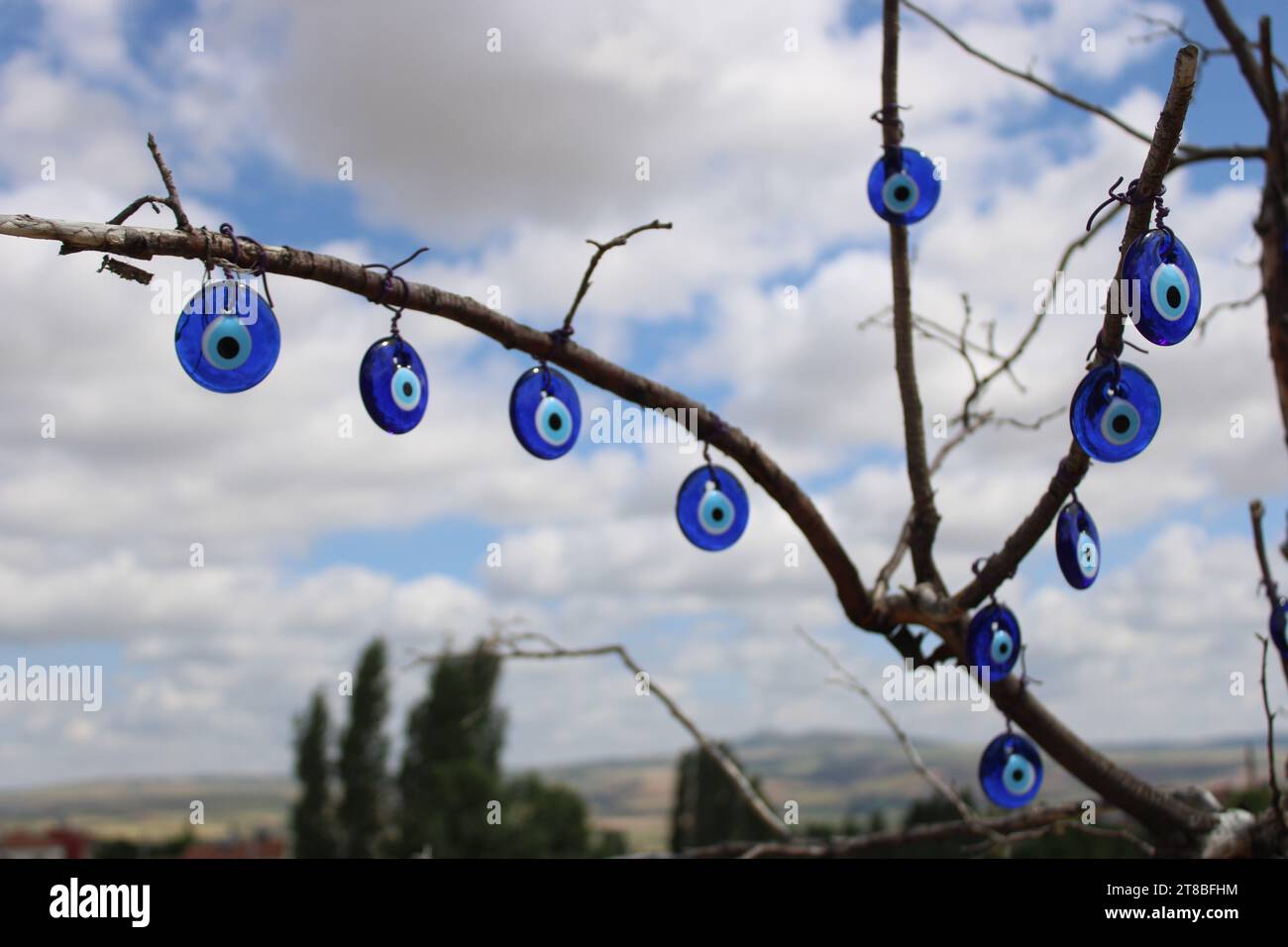 Perline d'occhio malvagio turco. amuleto di colore blu. superstizione. Foto Stock