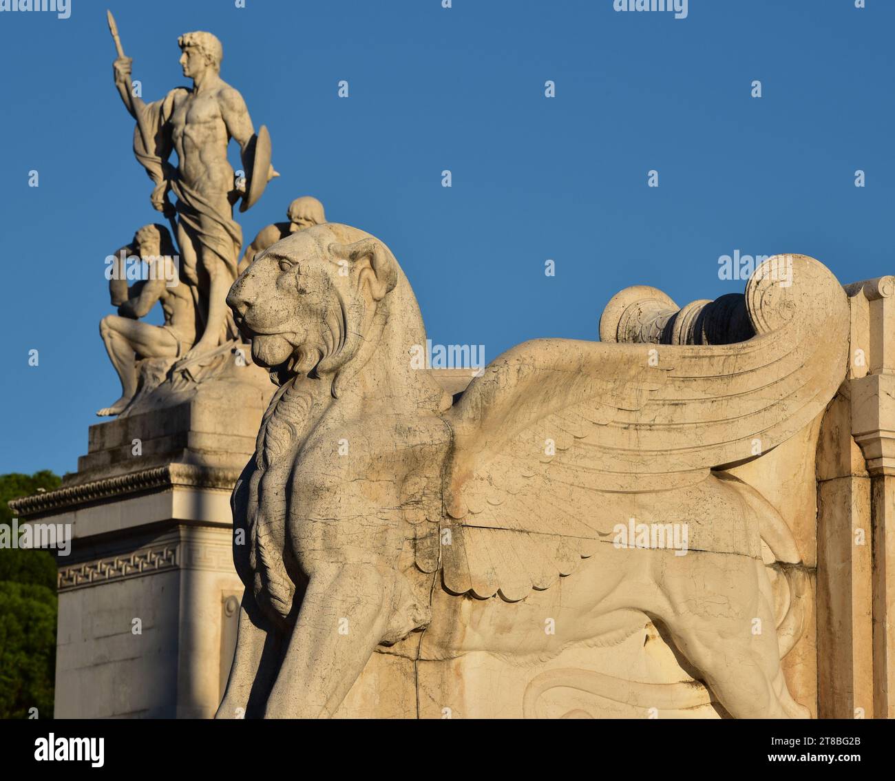 Leone alato in marmo, parte del monumento a Vittorio Emanuele si erge accanto alla scultura "Eroi in Piazza Venezia". Roma, Italia, Europa. Foto Stock