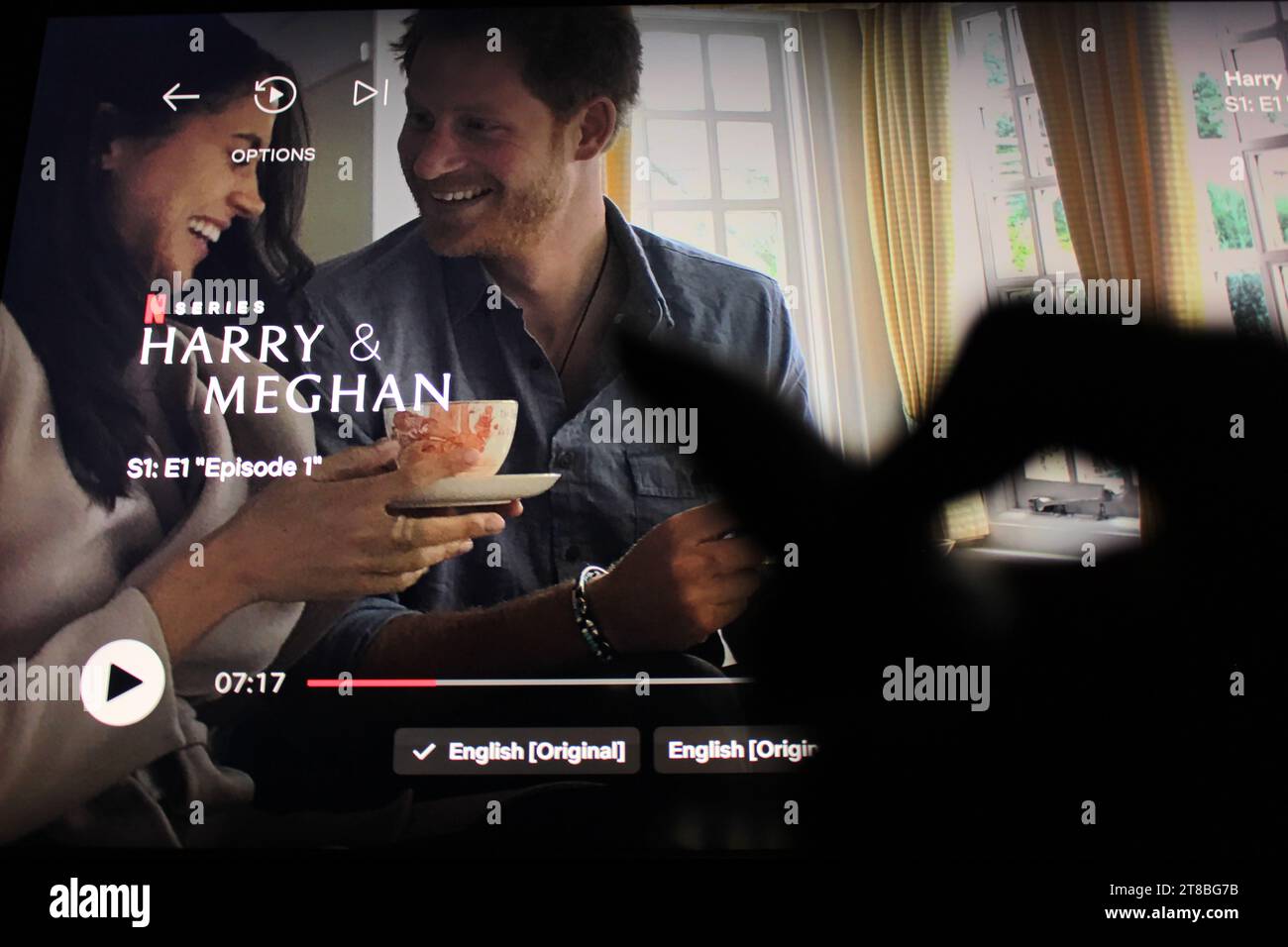 L'app Netflix mostra Harry & Meghan, un popolare documentario in due parti sul Duca e la Duchessa del Sussex, che è stato oggetto di polemiche Foto Stock