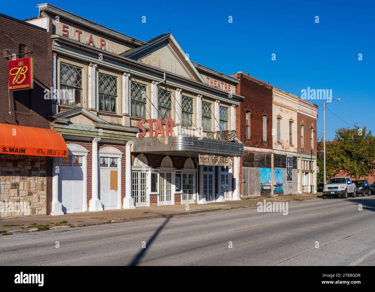 Hannibal, Missouri - 20 ottobre 2023: Ammira la strada principale con il teatro abbandonato vuoto e i negozi del Missouri Foto Stock