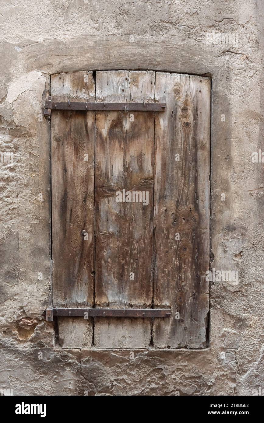 Vecchia serranda in legno con cerniere in ferro fissate al legno con chiodi Foto Stock