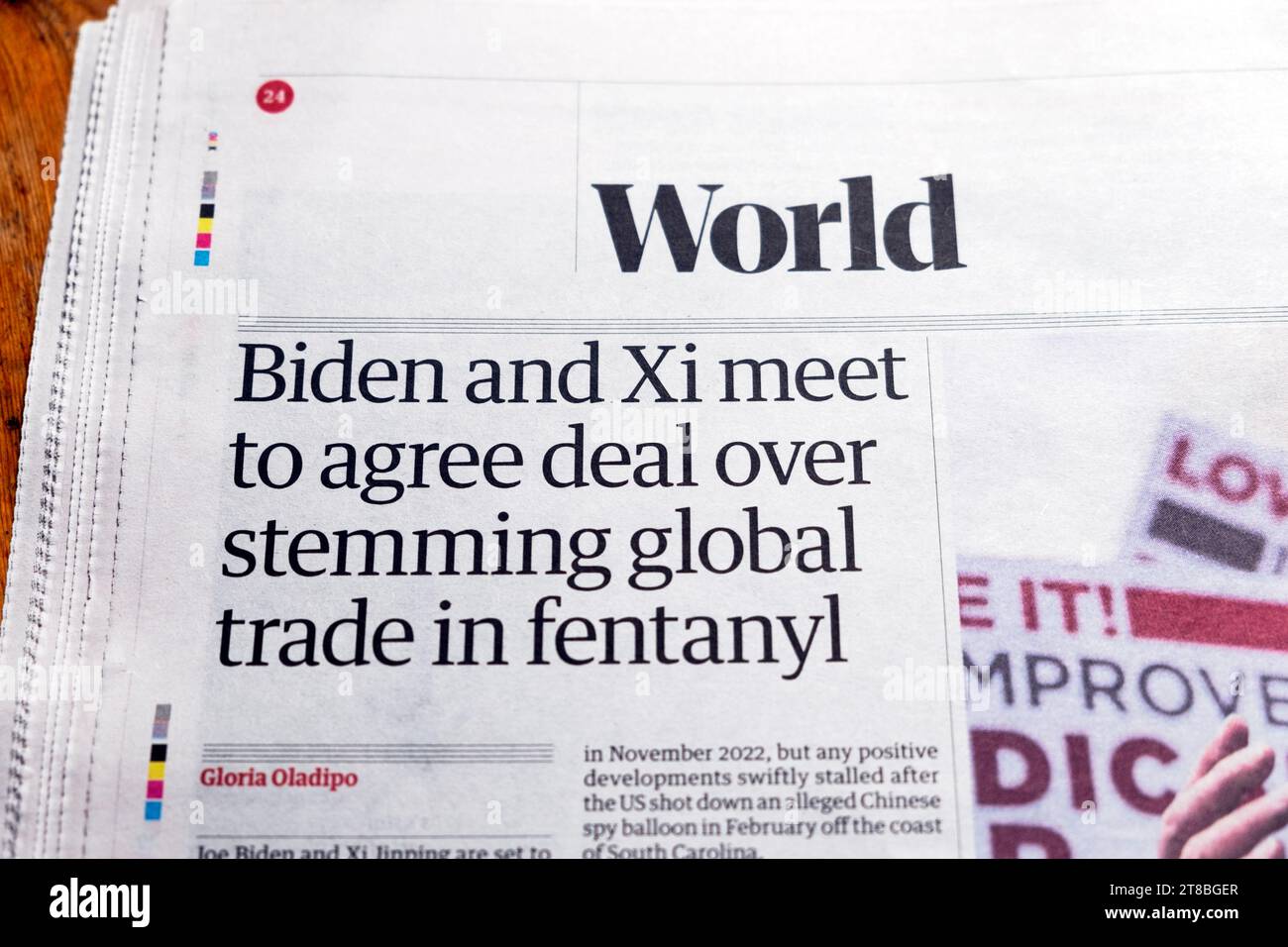 Joe 'Biden e Xi (Xingping) si incontrano per concordare un accordo sulla limitazione del commercio globale nel fentanyl' Guardian titolo del giornale USA Cina articolo 14 novembre 2023 Foto Stock