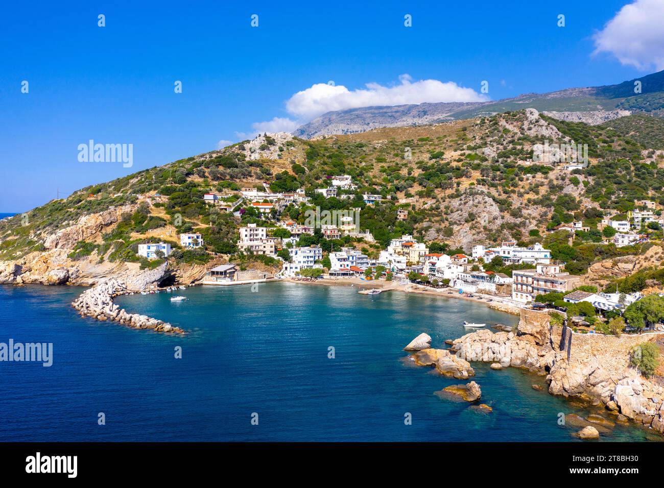 Villaggio termale sull'isola di Ikaria con sorgenti termali, Grecia. Foto Stock