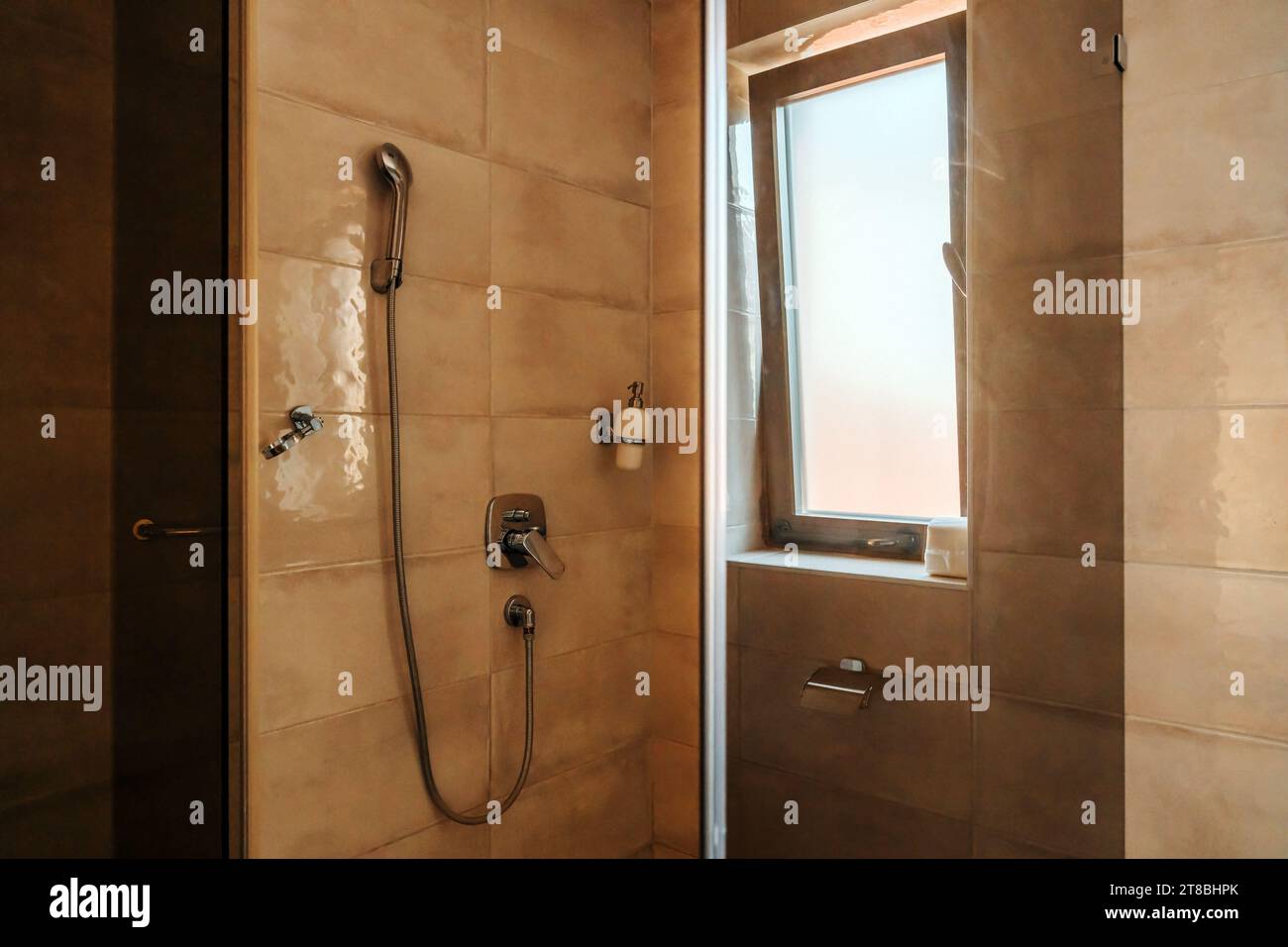 Cabina doccia in bagno con pannello in vetro, messa a fuoco selettiva Foto Stock