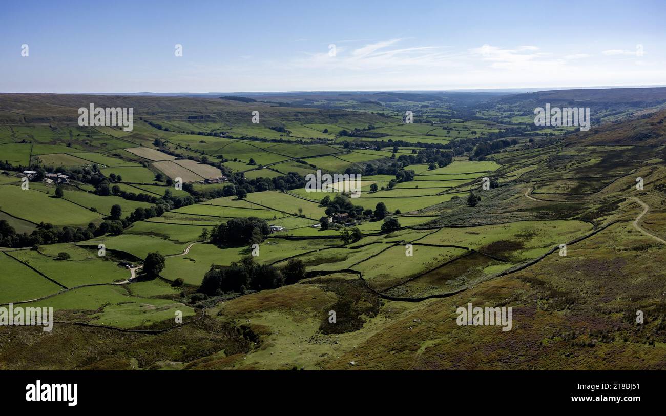 guardando a sud da rosedale, dirigiti verso rosedale moor nel nord york moors yorkshire, giorno soleggiato, panorama elevato di settembre Foto Stock