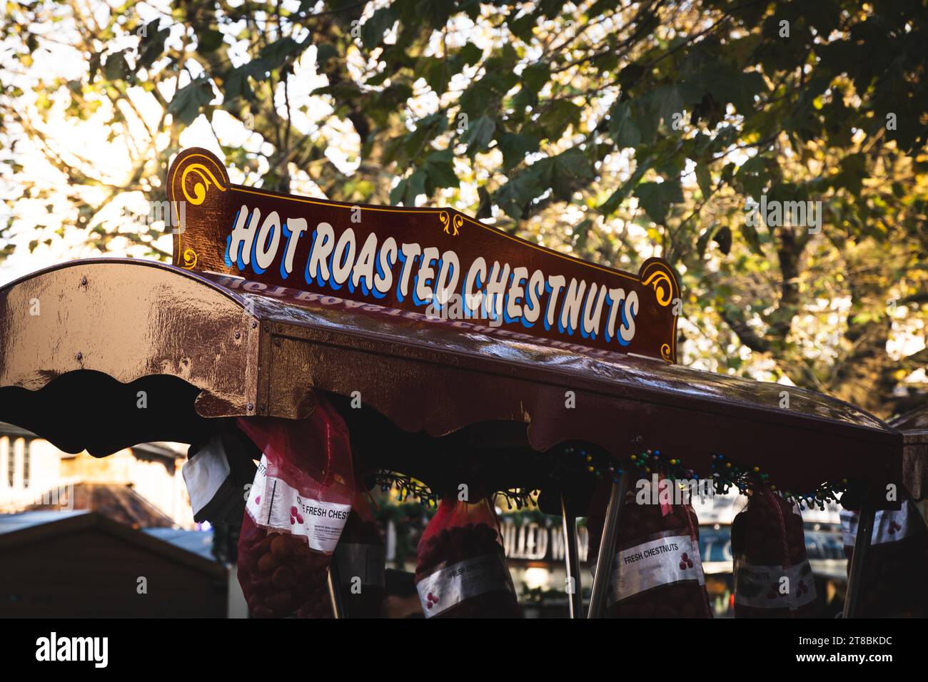 L'insegna Hot Roasted Chestnuts su una bancarella di cibo tradizionale di un mercatino in un mercatino di Natale con spazio per le copie Foto Stock